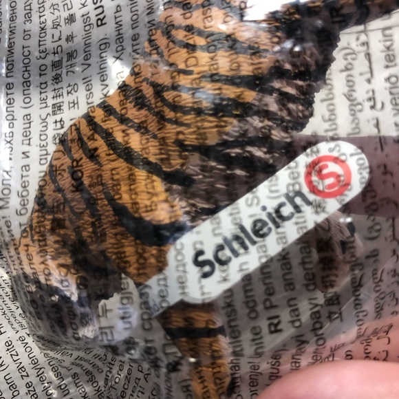 FINAL SALE- LEAVING CLOSET- NO FURTHER DISCOUNTS - Picture 3 of 5